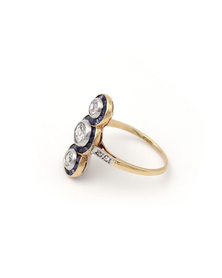 Bague Art Deco saphirs trois diamants en or 18k et platine, longue bague art deco
