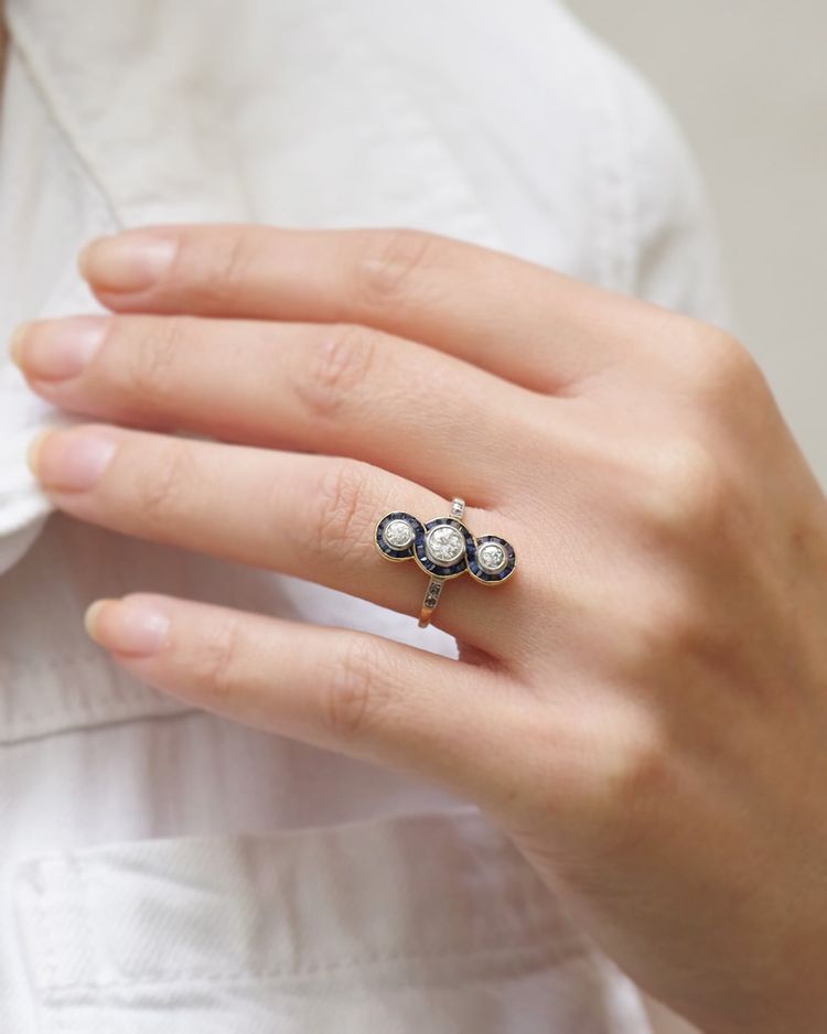 Bague Art Deco saphirs trois diamants en or 18k et platine, longue bague art deco