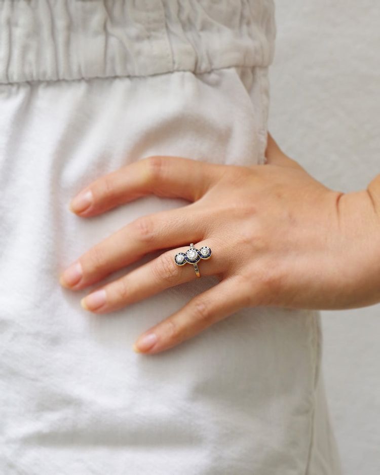 Bague Art Deco saphirs trois diamants en or 18k et platine, longue bague art deco