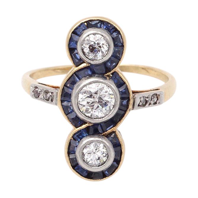 Bague Art Deco saphirs trois diamants en or 18k et platine, longue bague art deco
