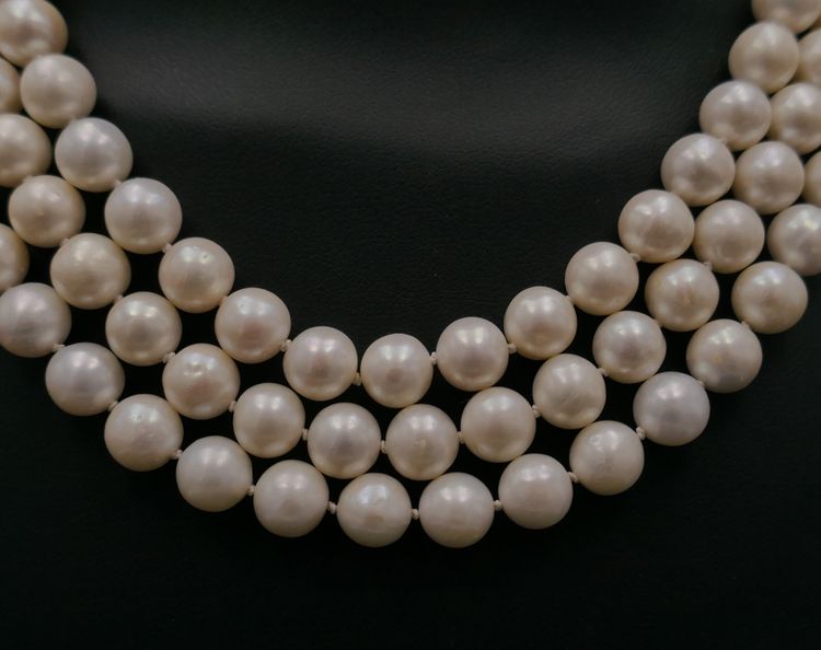 Collana di perle coltivate a 3 file, chiusura in oro bianco 18 carati e perla.