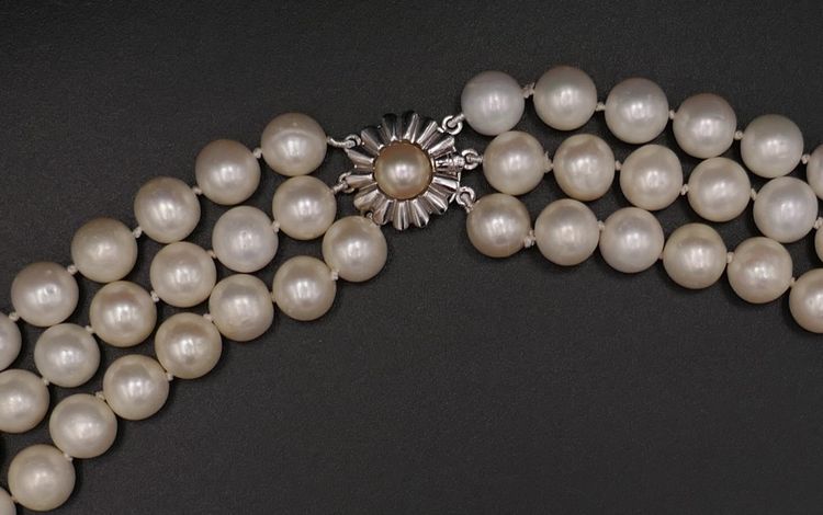Collana di perle coltivate a 3 file, chiusura in oro bianco 18 carati e perla.