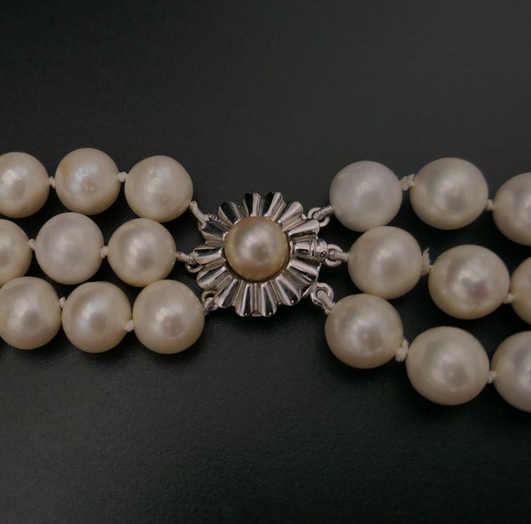 Collana di perle coltivate a 3 file, chiusura in oro bianco 18 carati e perla.