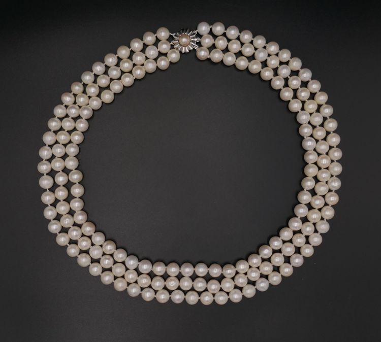 Collana di perle coltivate a 3 file, chiusura in oro bianco 18 carati e perla.