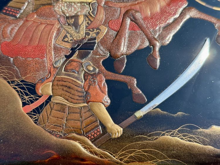 Boite couverte tebako en laque figurant des samurais - Période Meiji (1868 - 1912).