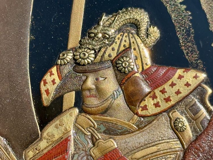 Boite couverte tebako en laque figurant des samurais - Période Meiji (1868 - 1912).