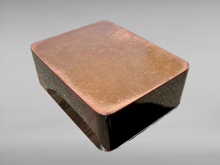 Boite couverte tebako en laque figurant des samurais - Période Meiji (1868 - 1912).