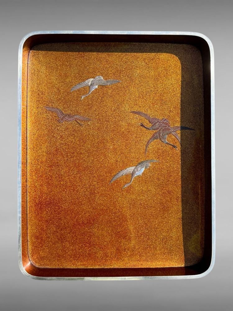 Boite couverte tebako en laque figurant des samurais - Période Meiji (1868 - 1912).
