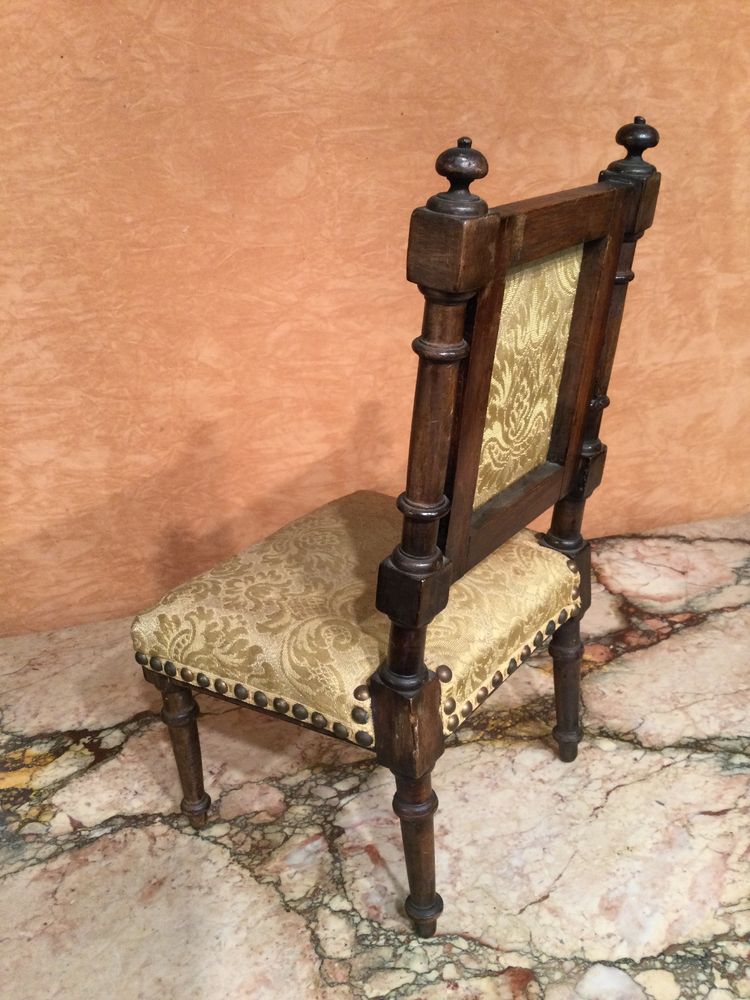 Une chaise de poupée.