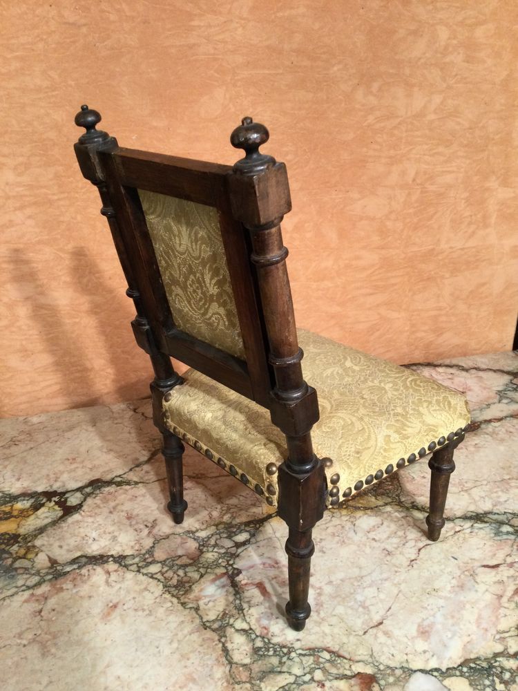 Une chaise de poupée.
