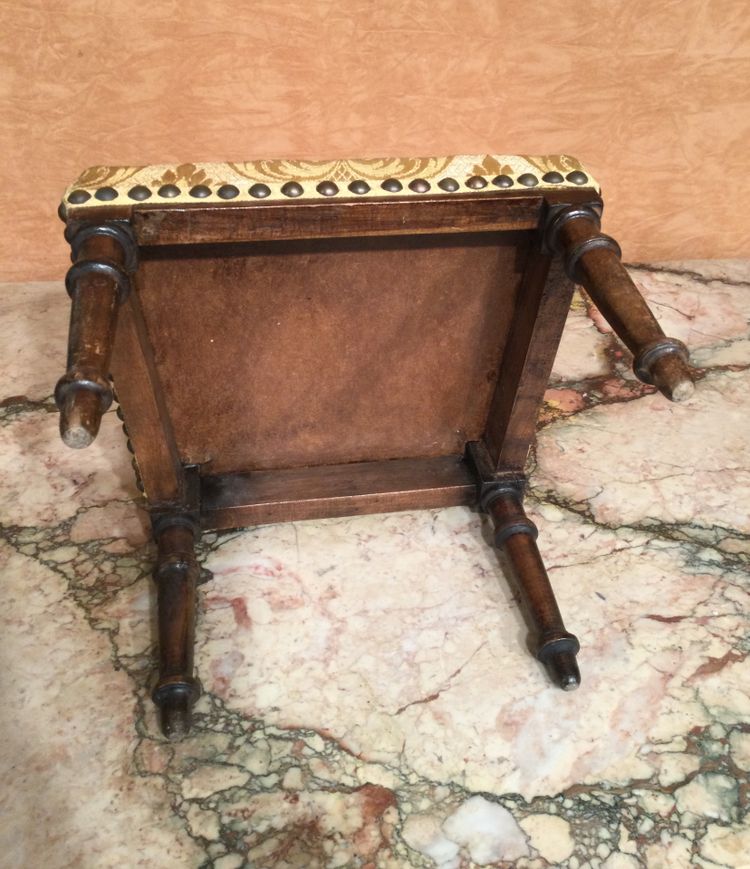 Une chaise de poupée.