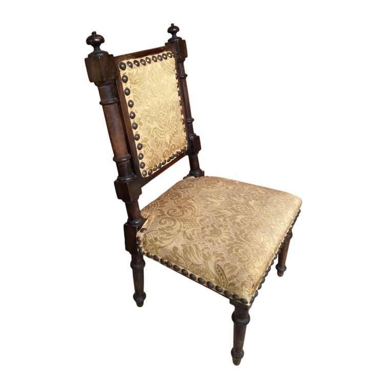 Une chaise de poupée.