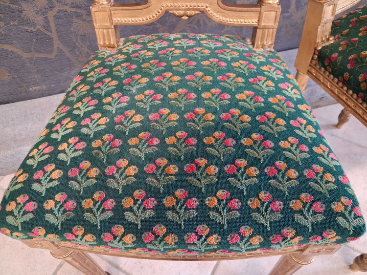Coppia di sedie in legno dorato stile Luigi XVI XIX