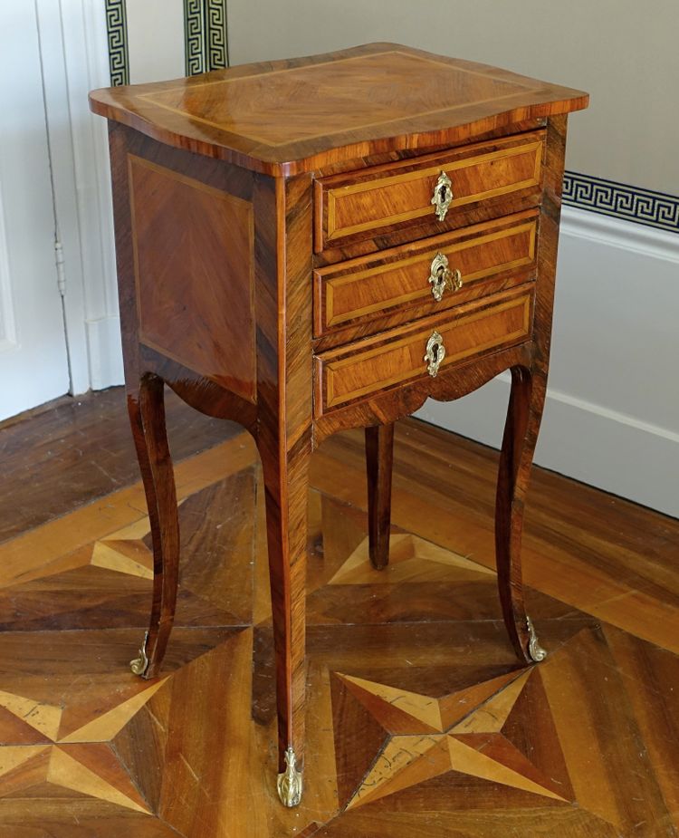 Table de salon chiffonnière ou chevet d'époque Louis XV en marqueterie