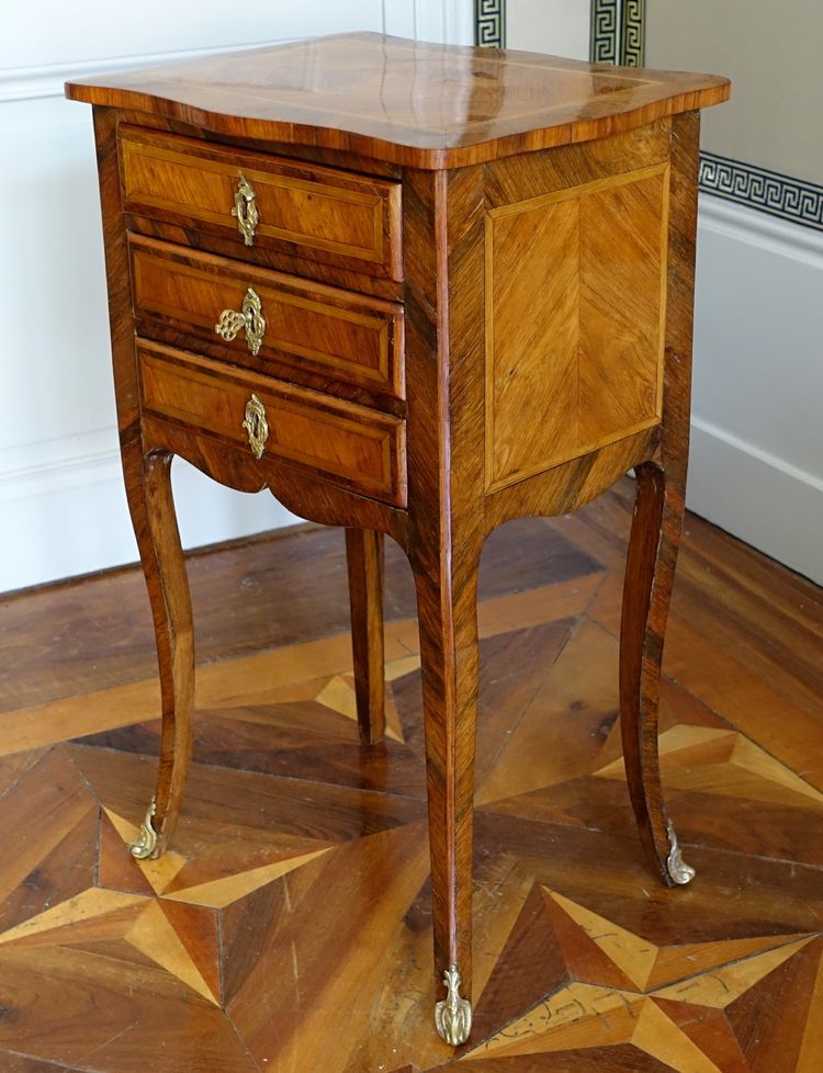 Table de salon chiffonnière ou chevet d'époque Louis XV en marqueterie