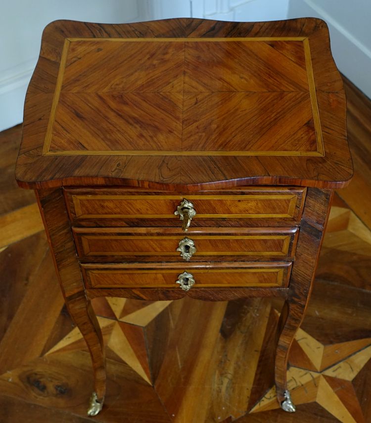 Table de salon chiffonnière ou chevet d'époque Louis XV en marqueterie