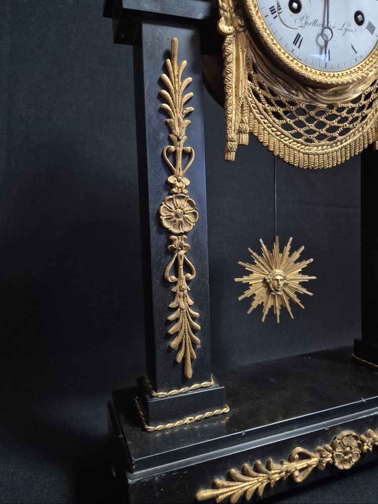 pendule portique marbre et bronze doré époque empire