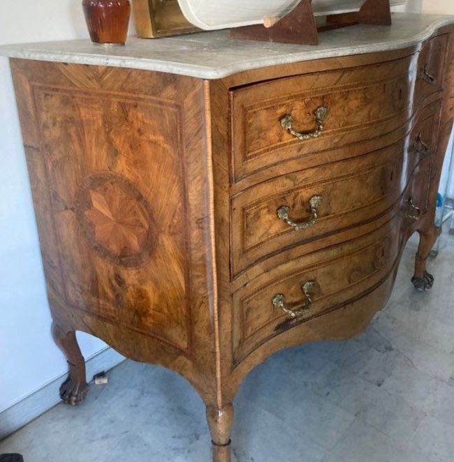 Cassettone napoletano intarsiato di epoca LOUIS XV. Periodo della Reggenza