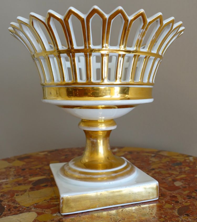 An Empire-period gilt and gold Paris porcelain openwork bowl - Restoration period