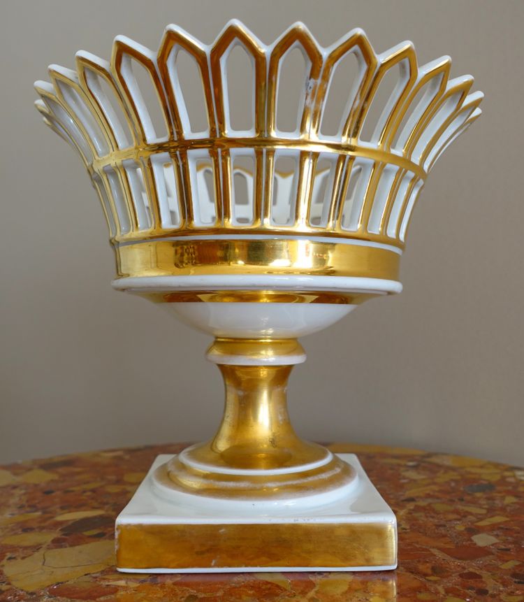 An Empire-period gilt and gold Paris porcelain openwork bowl - Restoration period