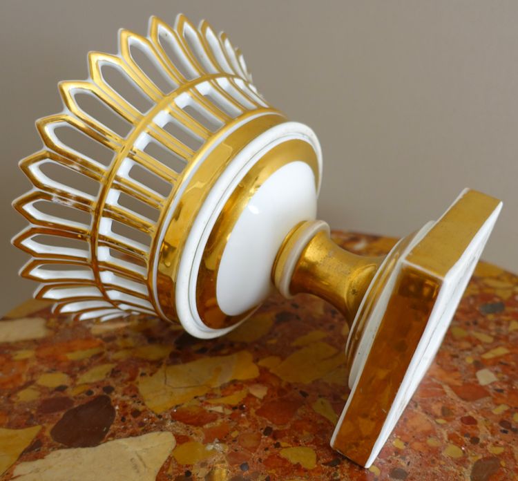 An Empire-period gilt and gold Paris porcelain openwork bowl - Restoration period