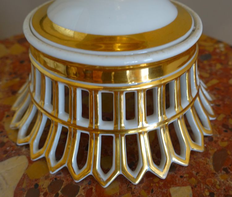 An Empire-period gilt and gold Paris porcelain openwork bowl - Restoration period