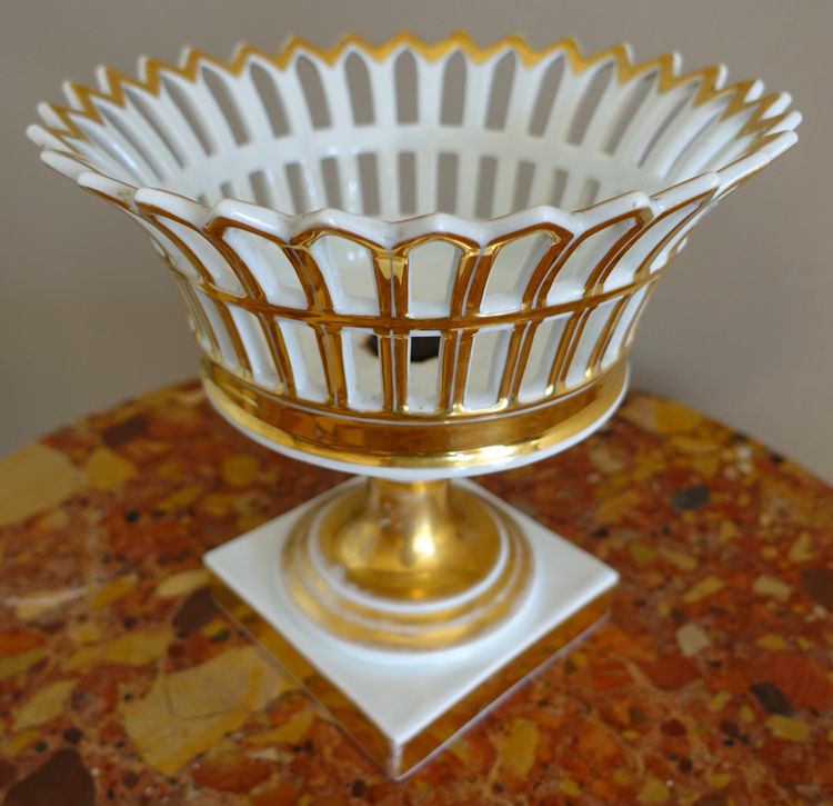 An Empire-period gilt and gold Paris porcelain openwork bowl - Restoration period