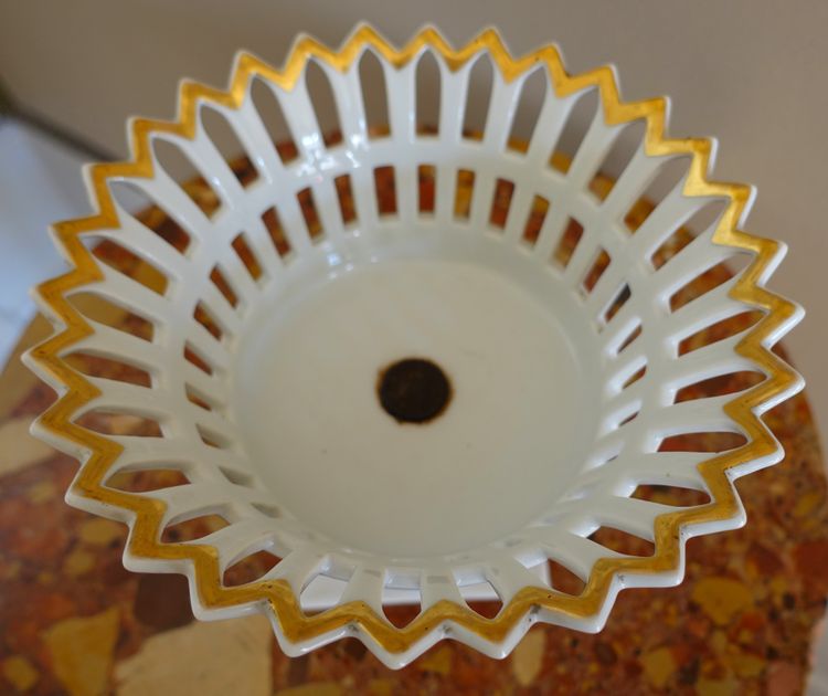 An Empire-period gilt and gold Paris porcelain openwork bowl - Restoration period