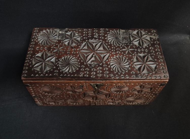 coffret de dentelière En Noyer Sculpté Art Populaire