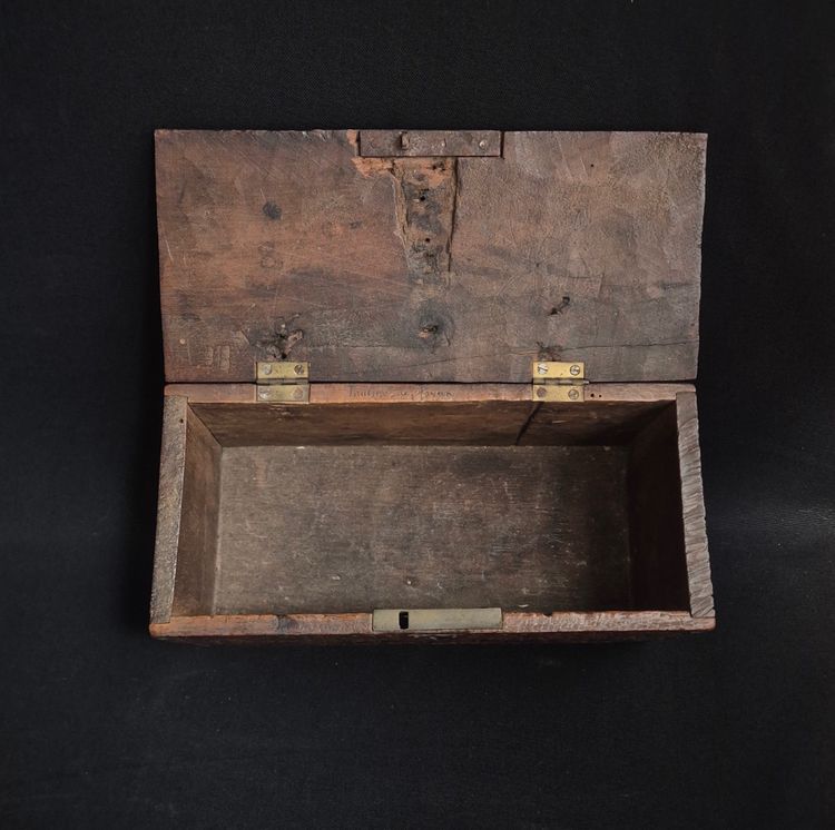 coffret de dentelière En Noyer Sculpté Art Populaire