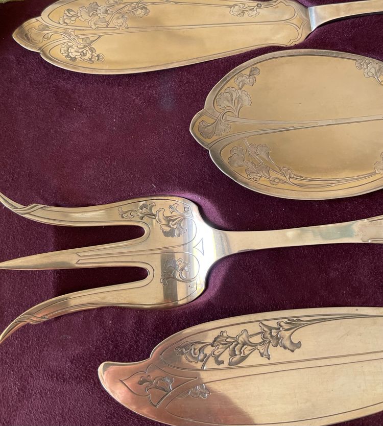2 Art Nouveau serving cutlery.