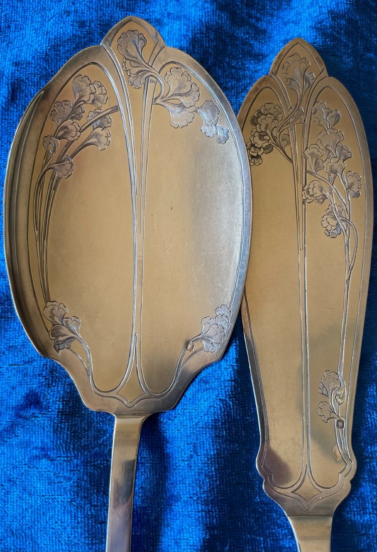 2 Art Nouveau serving cutlery.