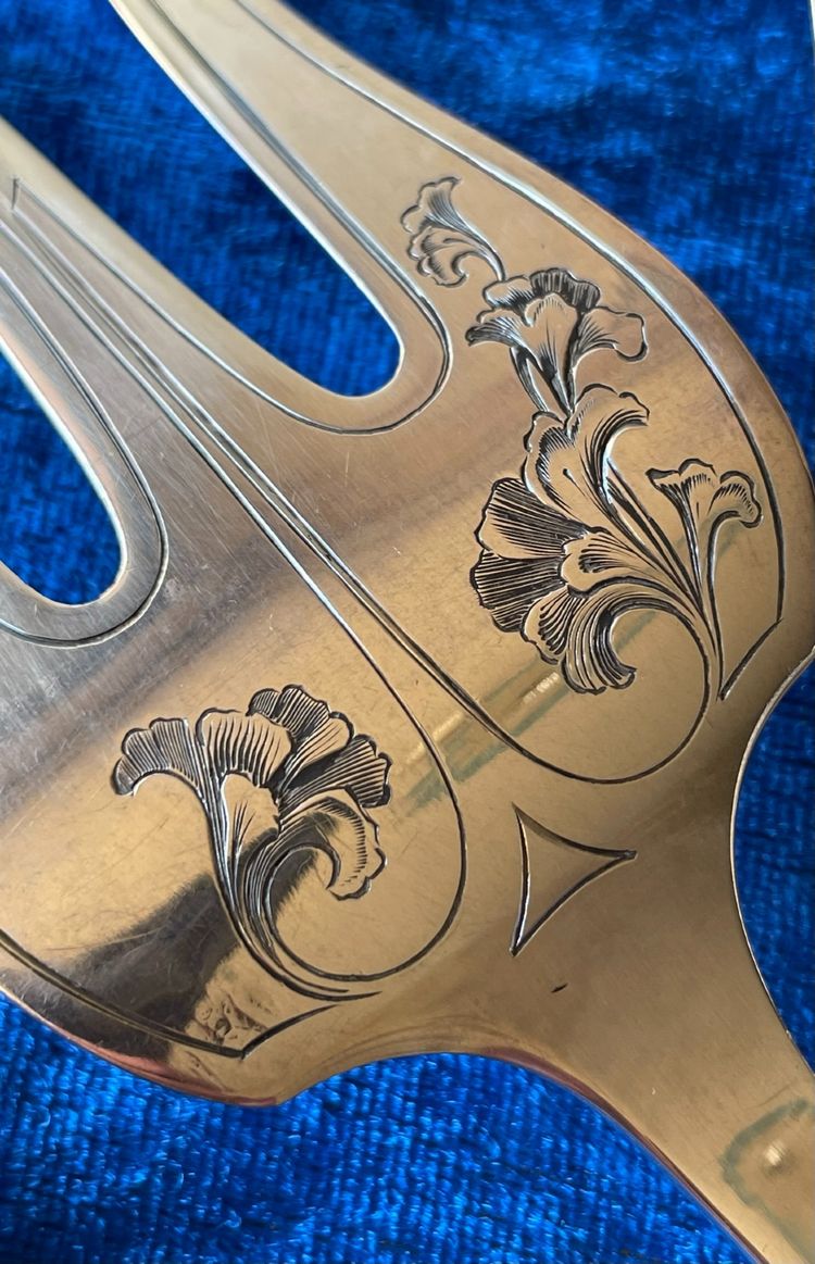 2 Art Nouveau serving cutlery.