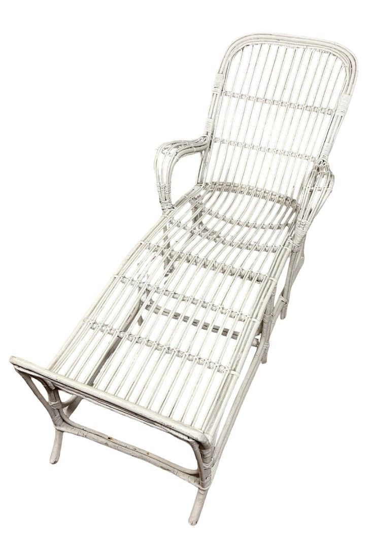 Transat ou chaise longue Vintage en rotin laqué blanc 1960's 