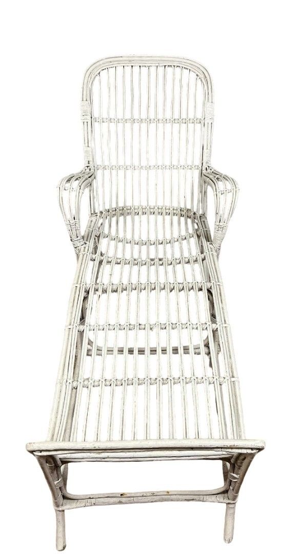 Transat ou chaise longue Vintage en rotin laqué blanc 1960's 