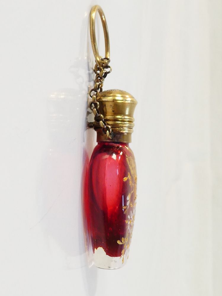 SALE o boccetta per profumo in vetro smaltato rosso, fine XIX secolo