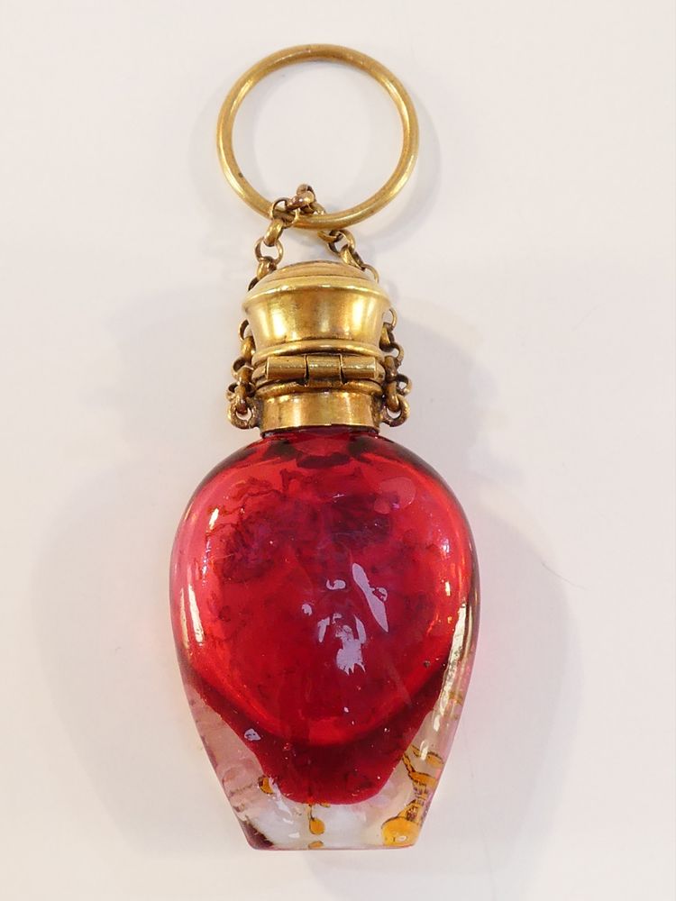 SALE o boccetta per profumo in vetro smaltato rosso, fine XIX secolo
