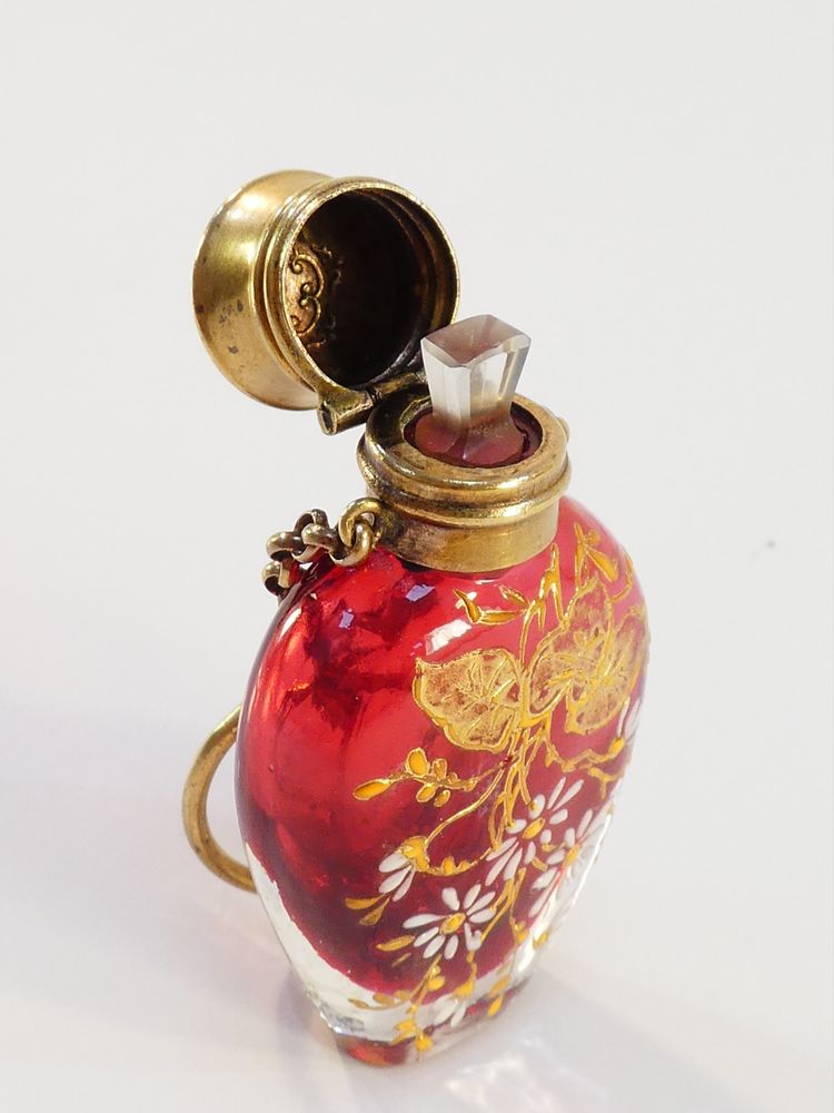 SALE o boccetta per profumo in vetro smaltato rosso, fine XIX secolo