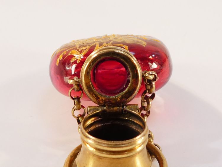 SALE o boccetta per profumo in vetro smaltato rosso, fine XIX secolo