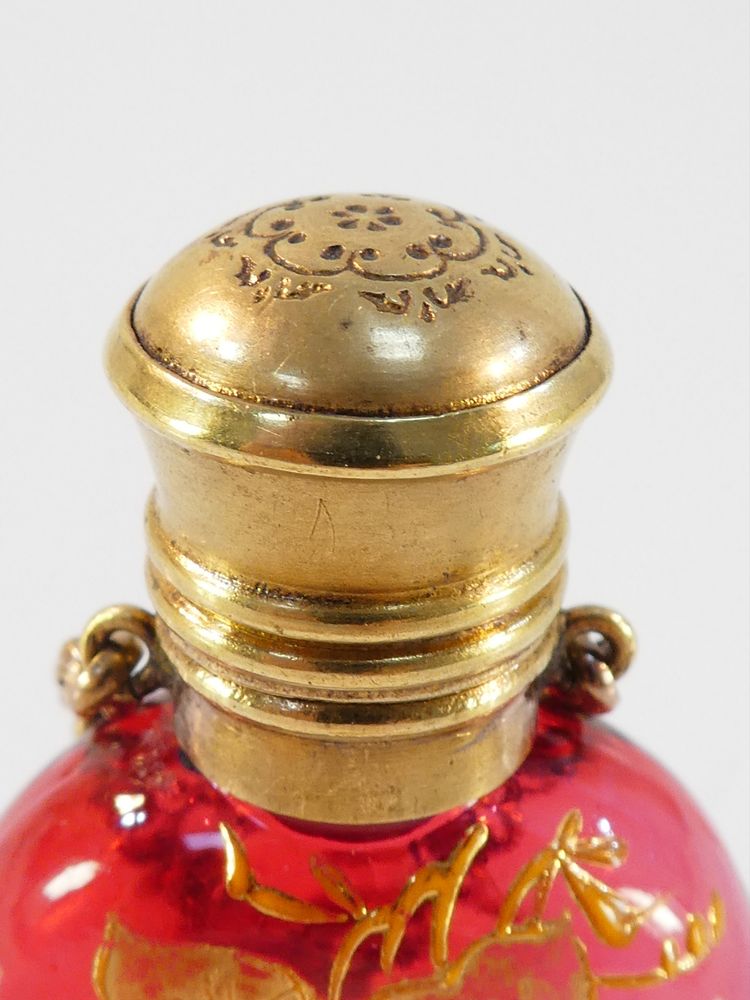 SALE o boccetta per profumo in vetro smaltato rosso, fine XIX secolo
