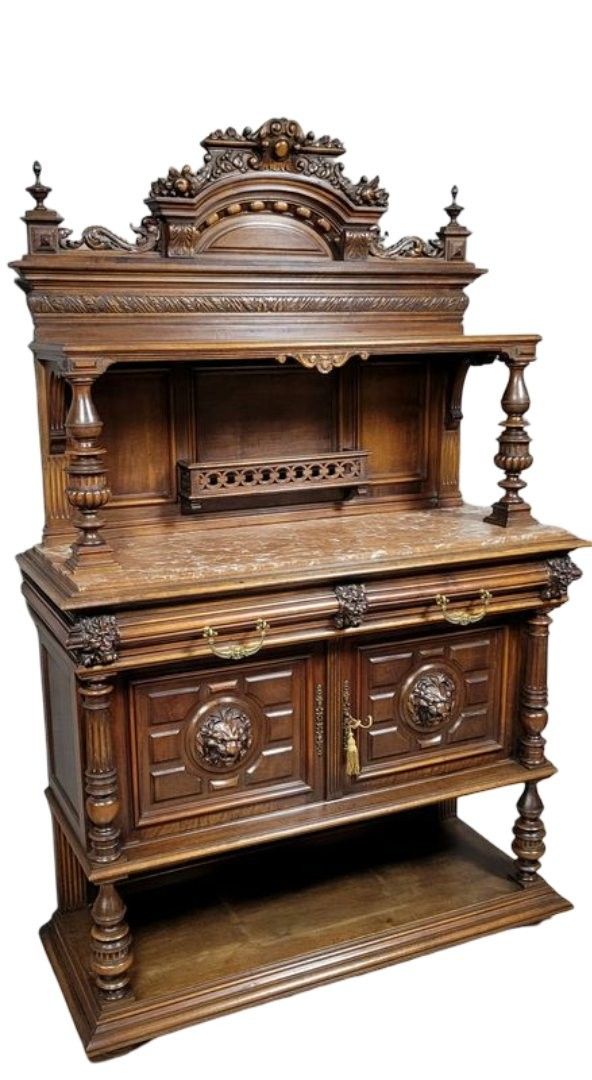 Anrichte aus geschnitztem Nussbaumholz im Renaissancestil, um 1850