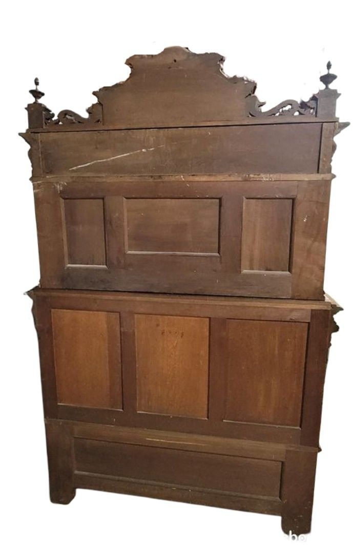 Anrichte aus geschnitztem Nussbaumholz im Renaissancestil, um 1850
