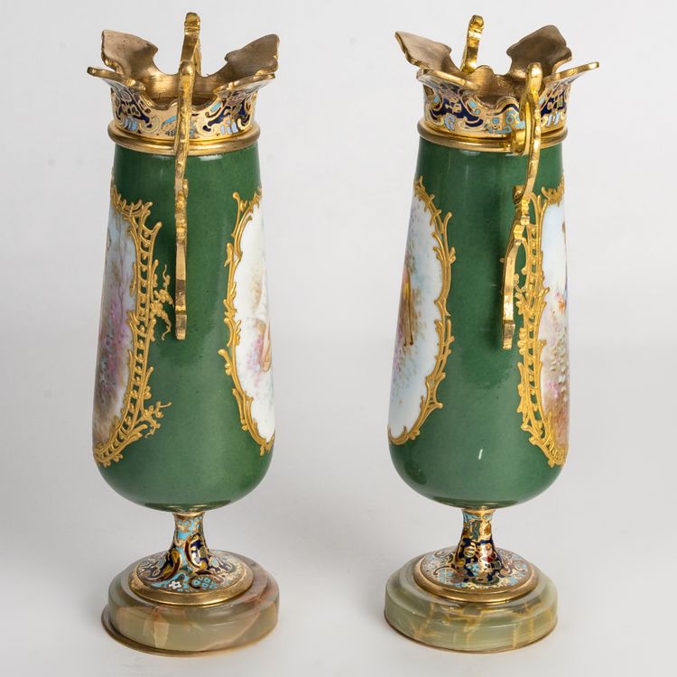 Paire de vases en porcelaine et émail cloisonné, fin XIXème siècle 