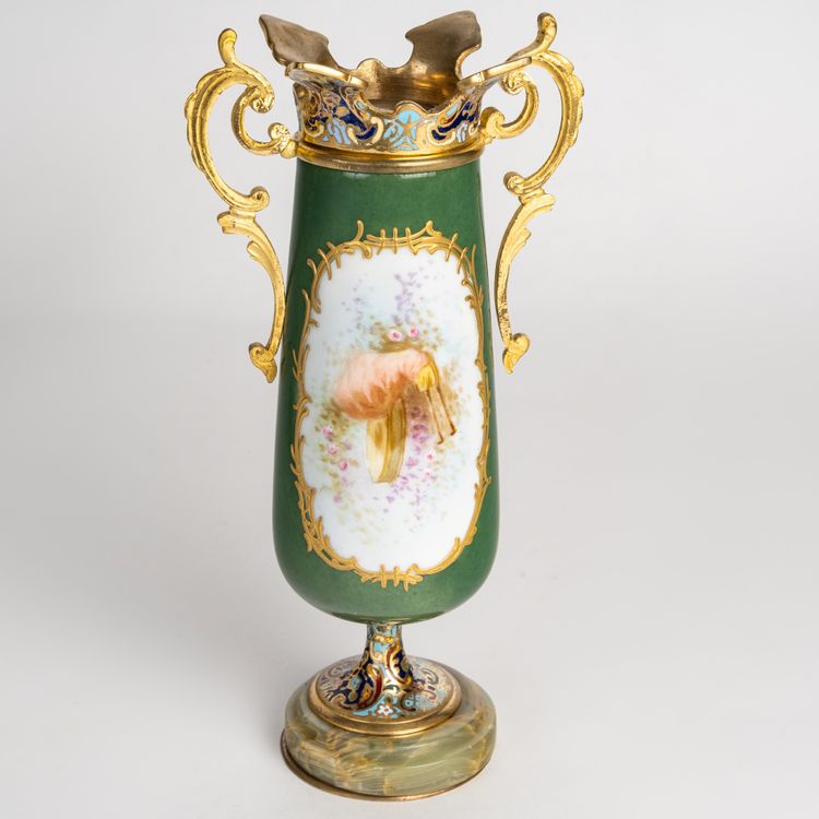 Paire de vases en porcelaine et émail cloisonné, fin XIXème siècle 
