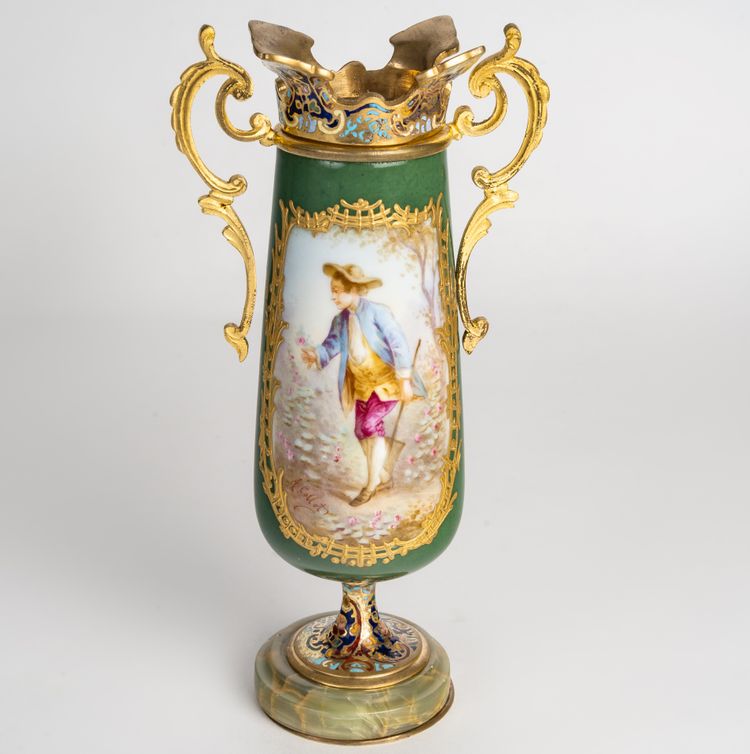 Paire de vases en porcelaine et émail cloisonné, fin XIXème siècle 