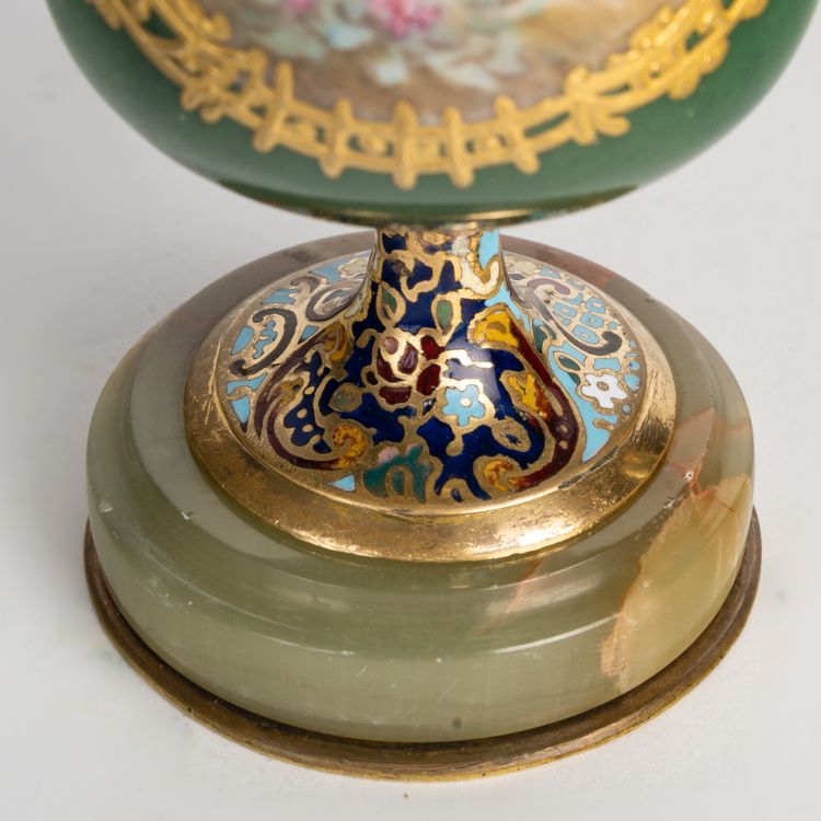 Paire de vases en porcelaine et émail cloisonné, fin XIXème siècle 