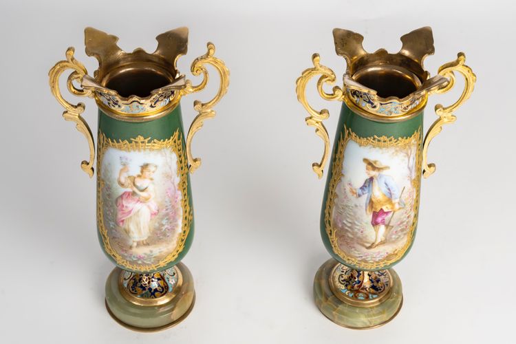 Paire de vases en porcelaine et émail cloisonné, fin XIXème siècle 