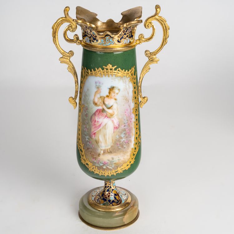 Paire de vases en porcelaine et émail cloisonné, fin XIXème siècle 