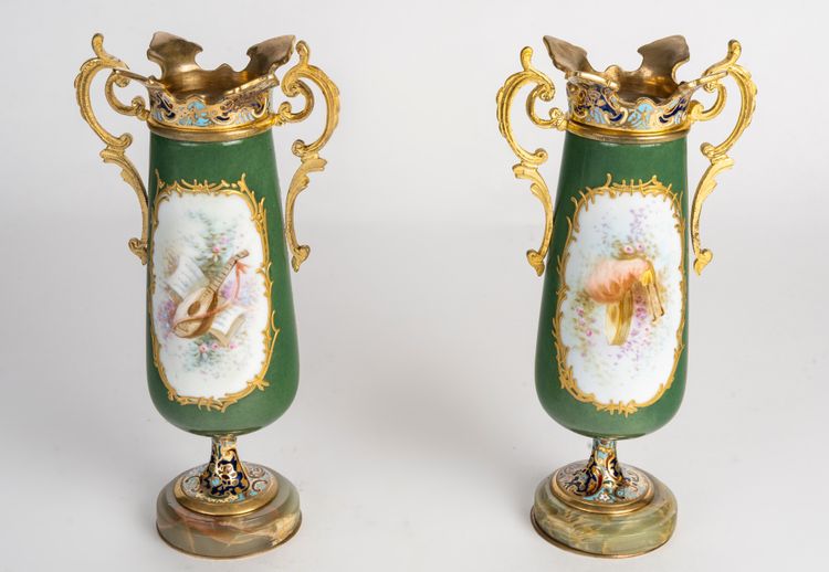 Paire de vases en porcelaine et émail cloisonné, fin XIXème siècle 