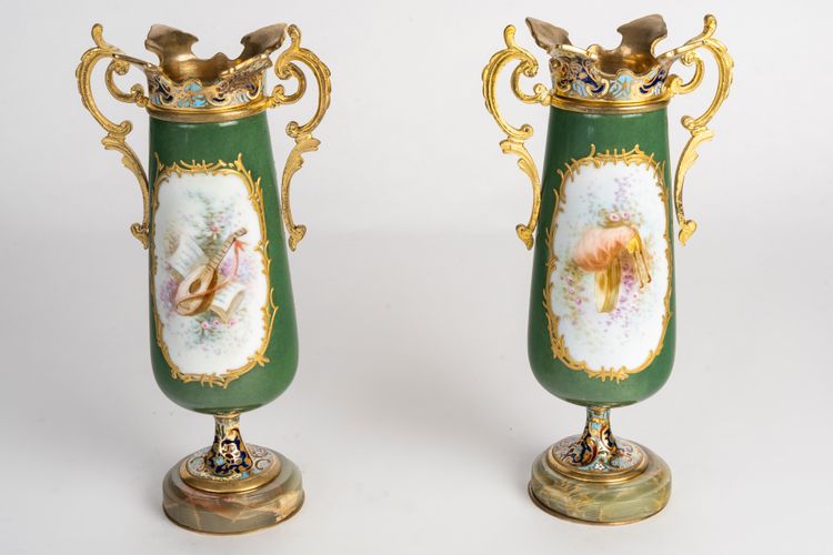 Paire de vases en porcelaine et émail cloisonné, fin XIXème siècle 